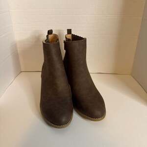 Draper James Women's Elle Chunky Stacked Heel Vegan Leather Ankle Booties in Bro